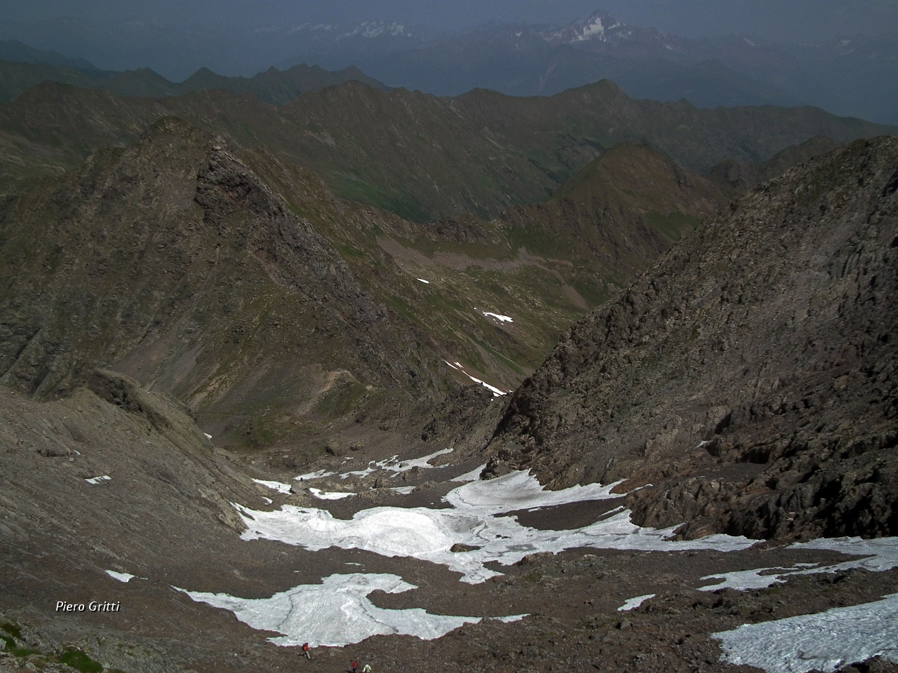 35 il lungo ghiaione, il Passo e Pizzo di Cigola,....JPG